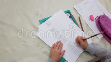 一年级女生在家练习数学练习
